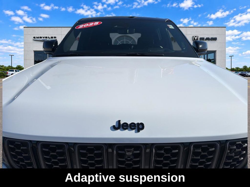 Used 2025 Jeep Grand Cherokee Summit AWD/4WD image 23