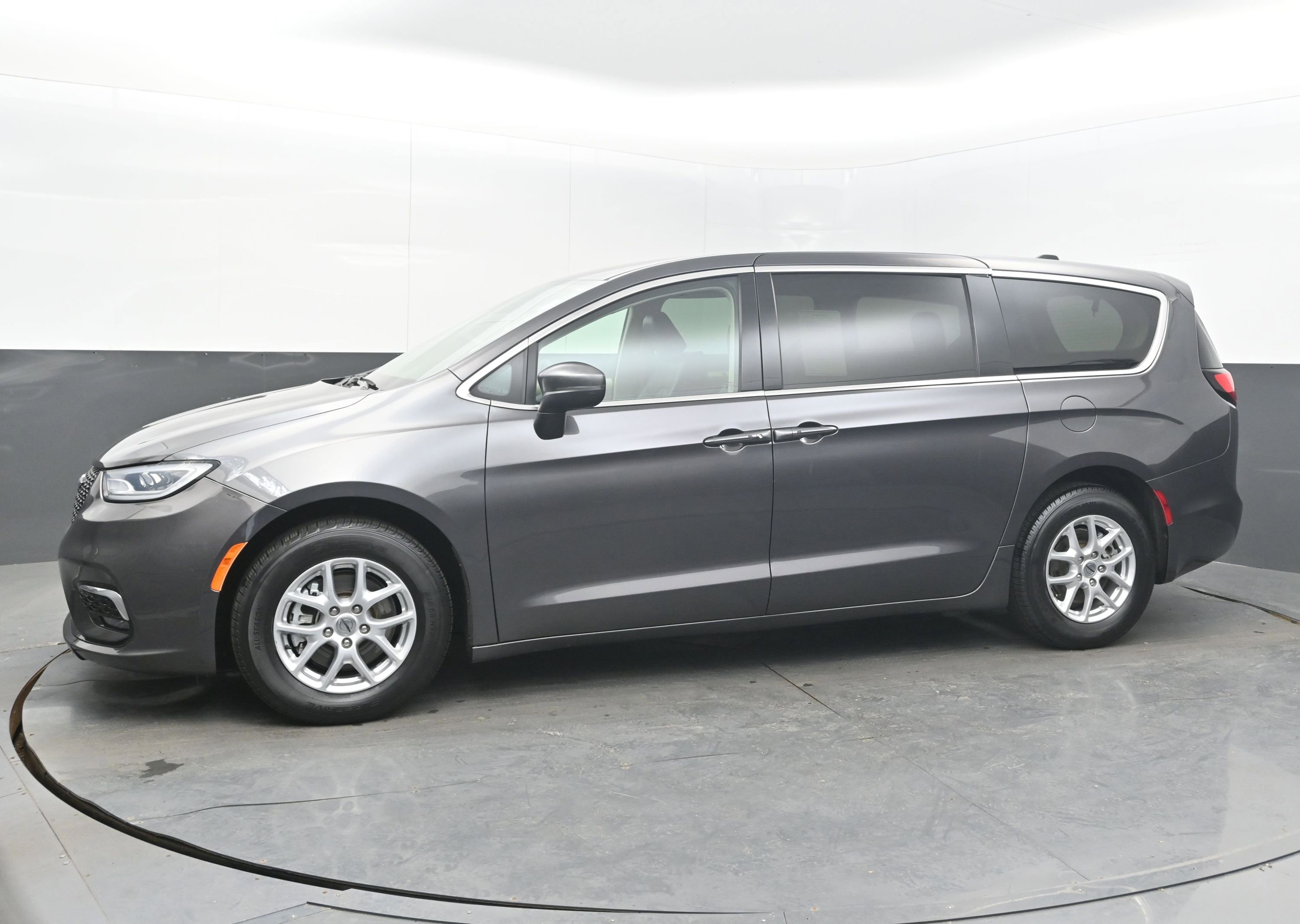 Used 2023 Chrysler Pacifica Touring-L image 4