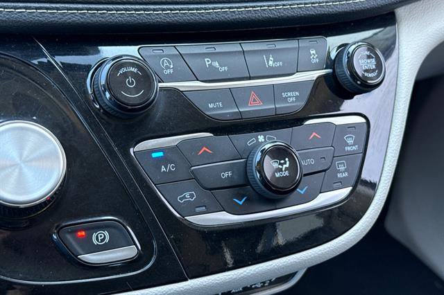 Used 2023 Chrysler Pacifica Touring-L image 23
