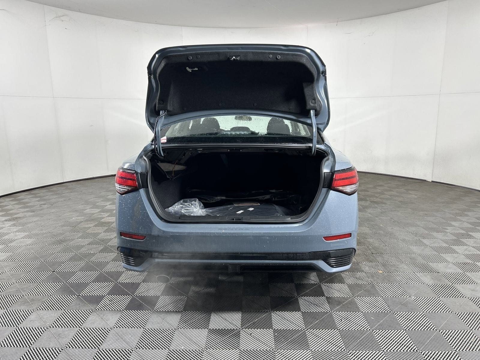 New 2025 Nissan Sentra SR FWD image 18