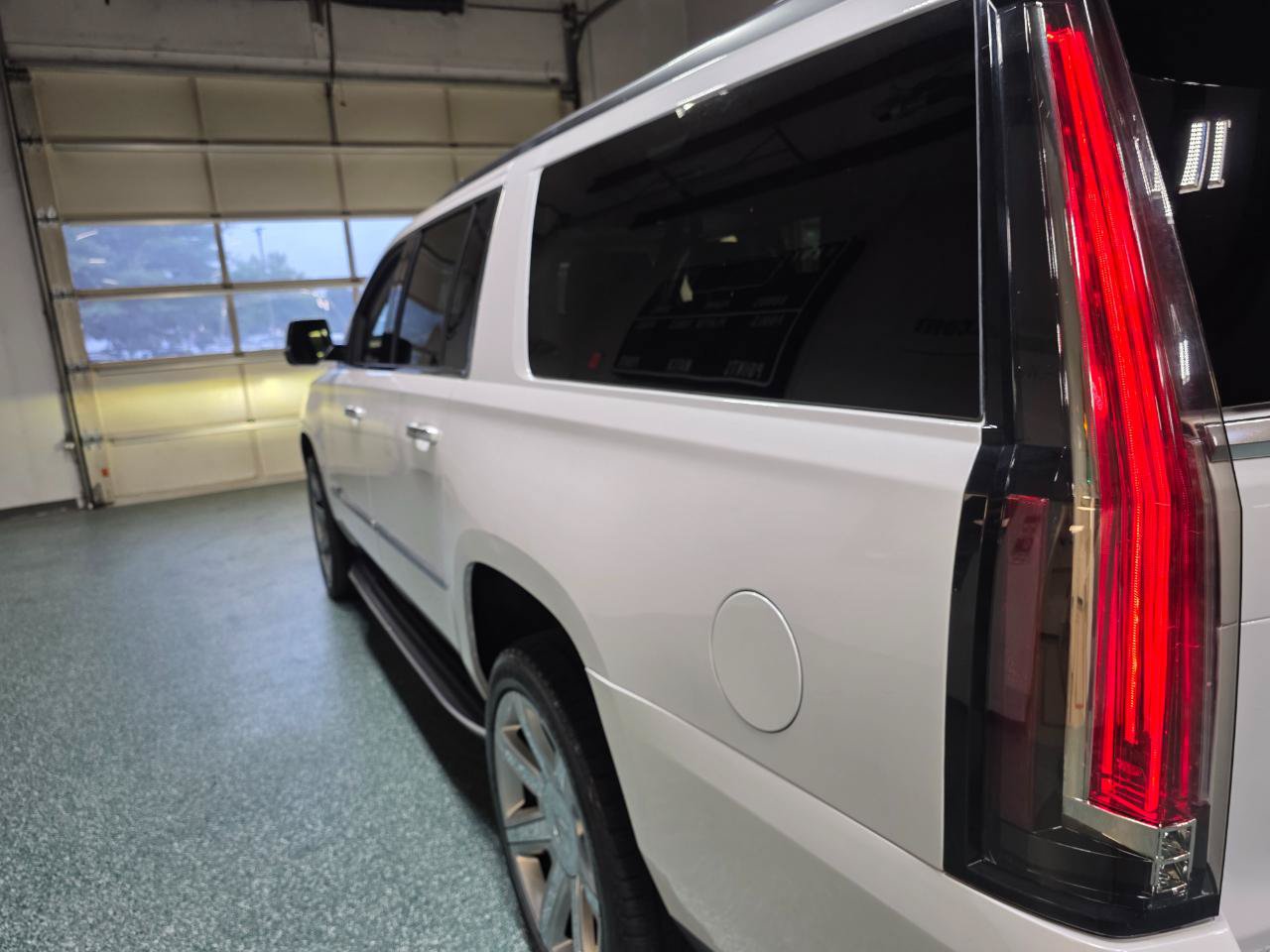 Used 2020 Cadillac Escalade ESV Luxury AWD/4WD image 10