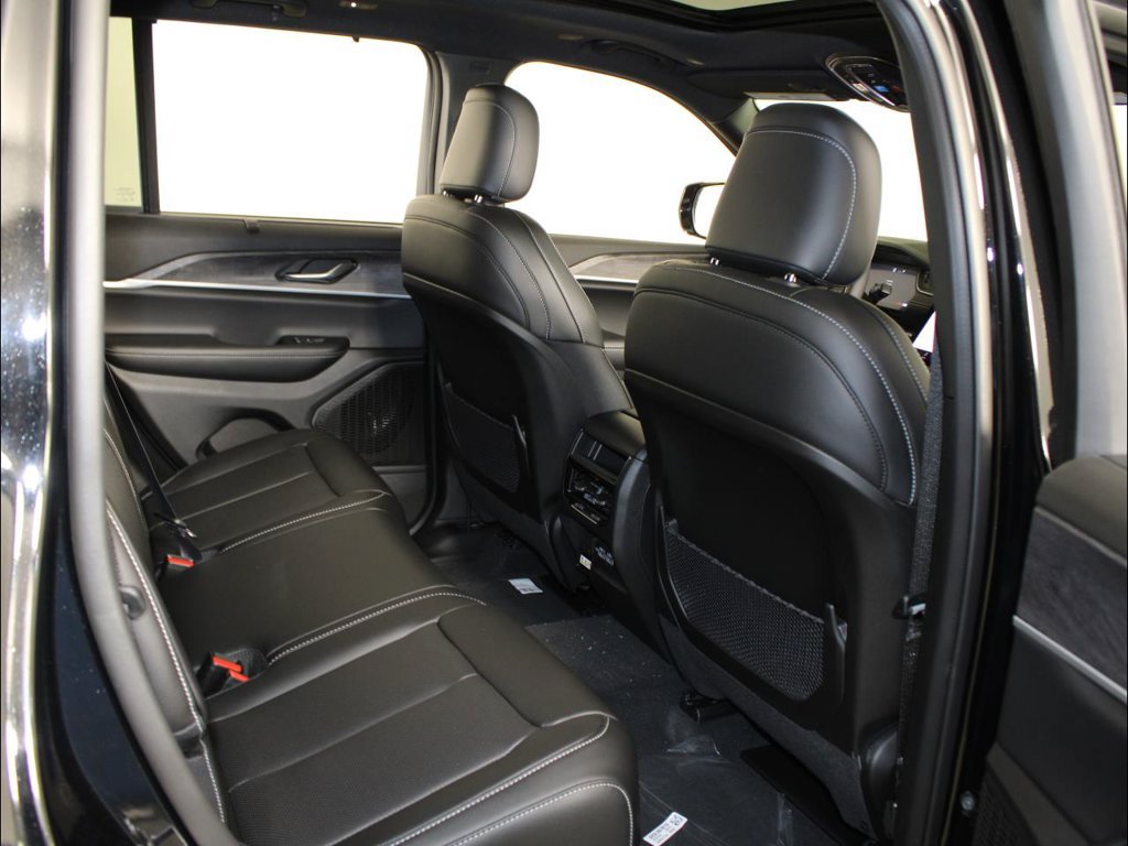 New 2025 Jeep Grand Cherokee Limited w/ Luxury Tech Group II RWD image 39