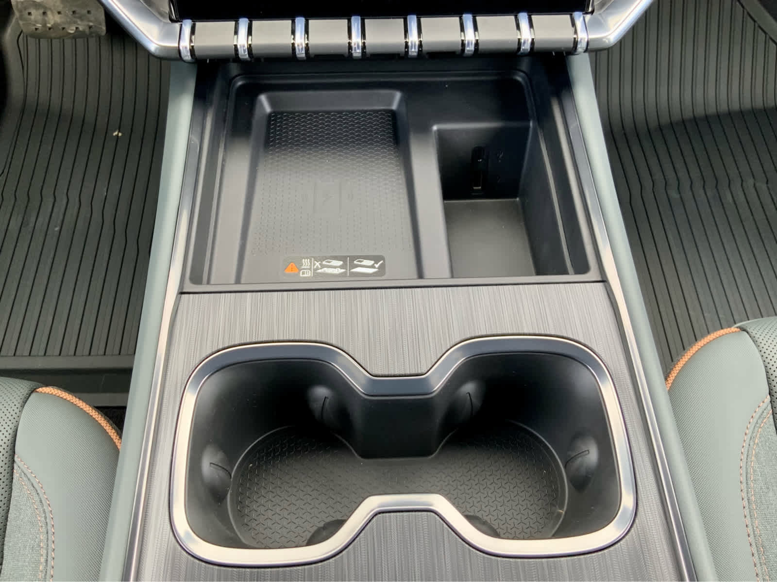 New 2026 GMC Acadia AT4 w/ LPO, Floor Liner Package AWD/4WD image 45