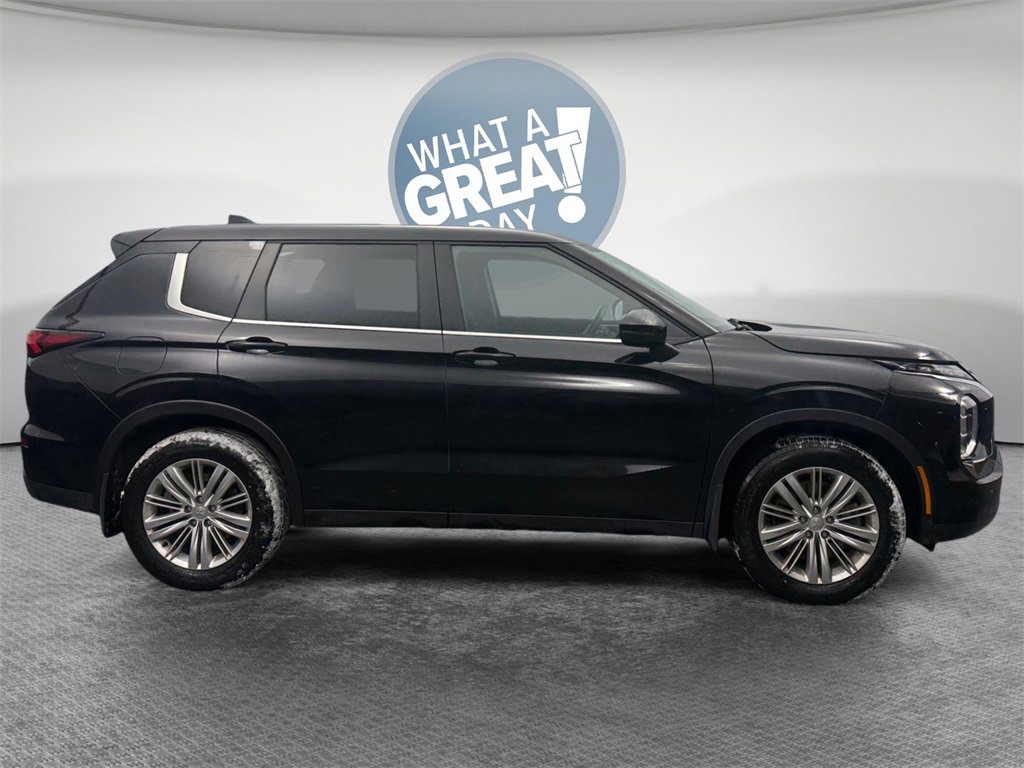 Used 2022 Mitsubishi Outlander ES image 2