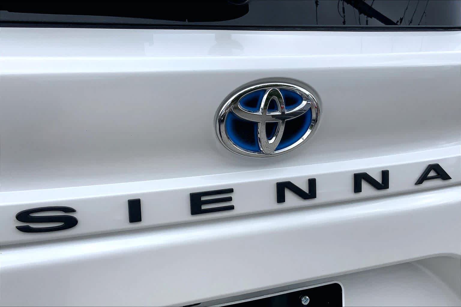 Used 2022 Toyota Sienna XLE FWD image 30