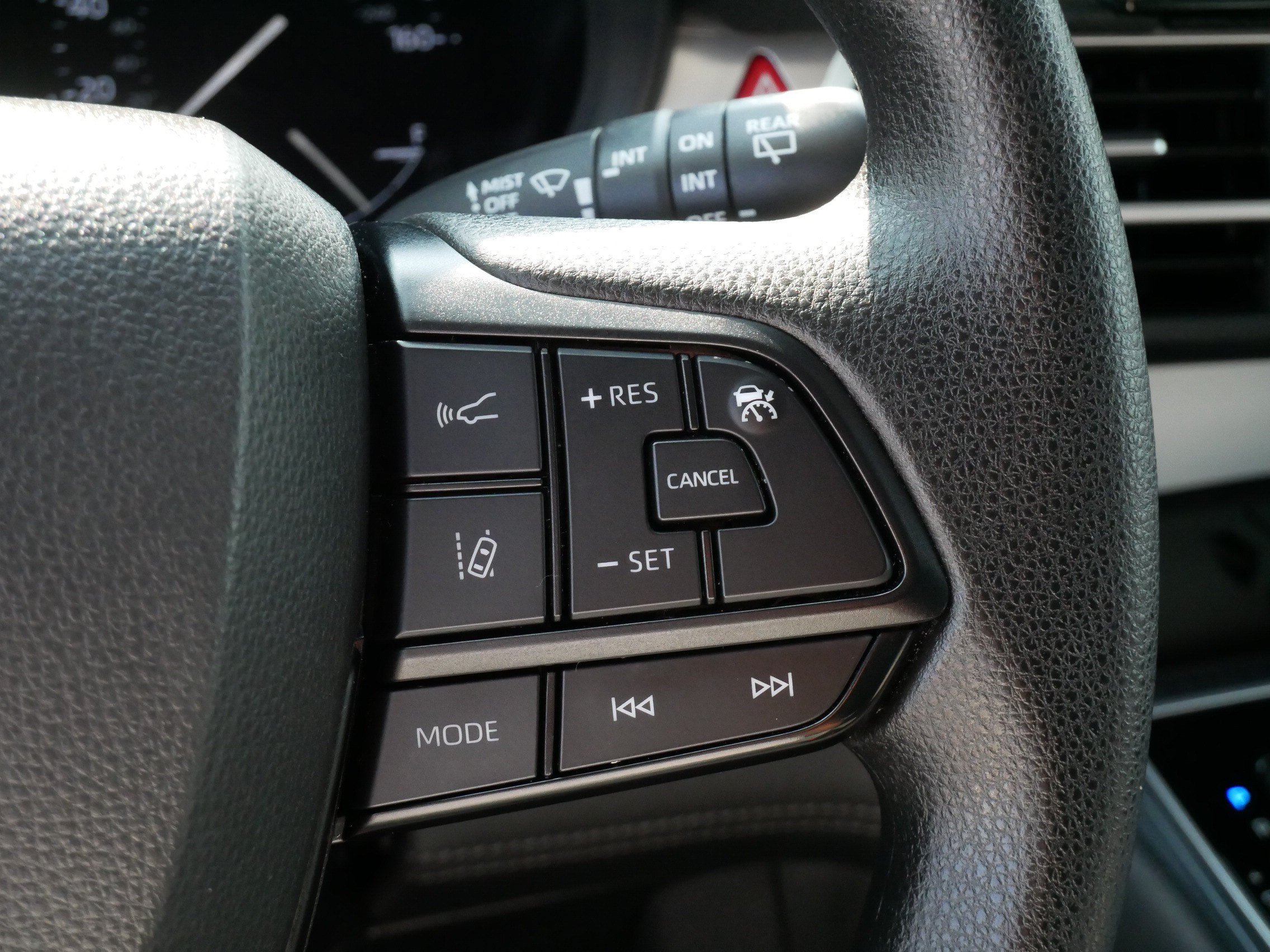 Certified 2025 Toyota Sienna LE FWD image 25