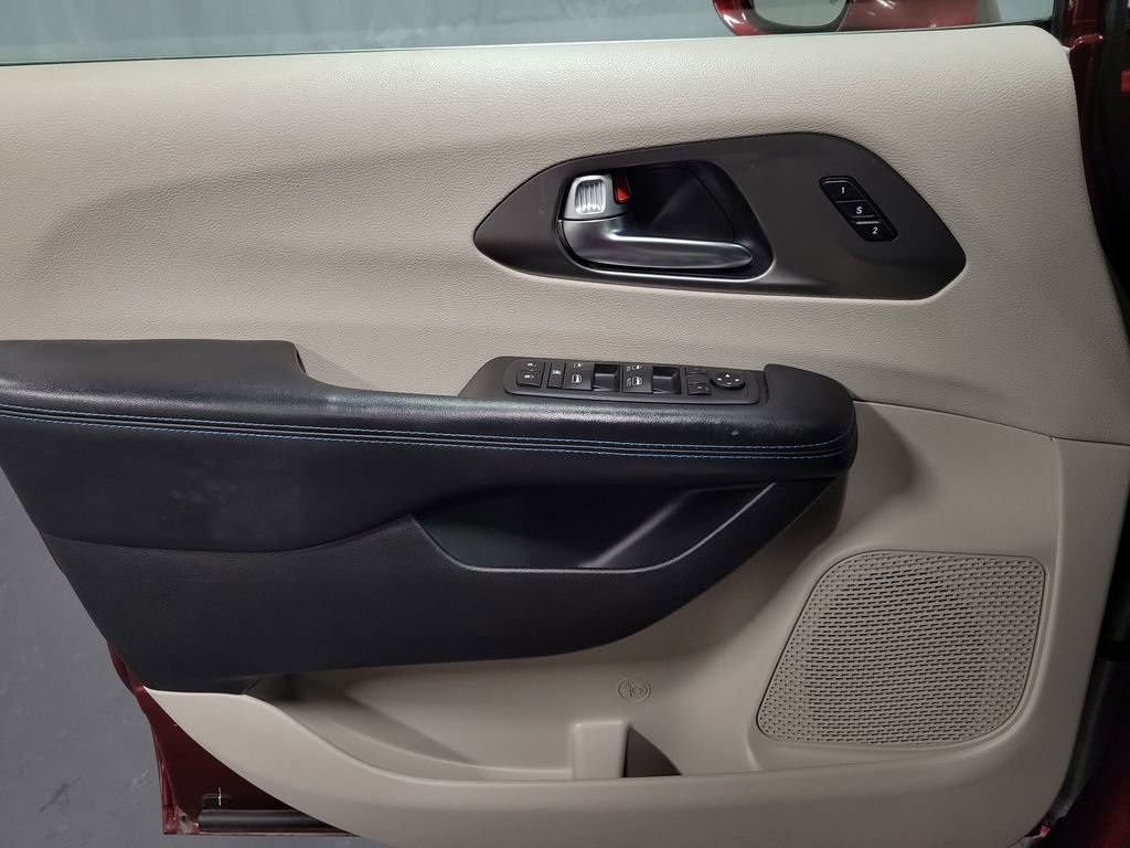 Used 2021 Chrysler Pacifica Touring-L AWD/4WD image 21