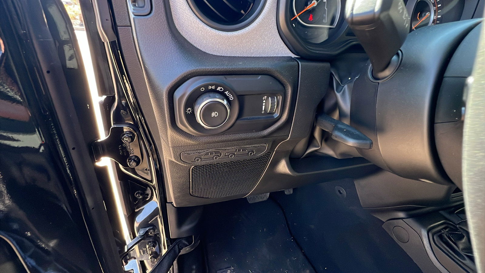 Certified 2025 Jeep Wrangler Sport S image 25