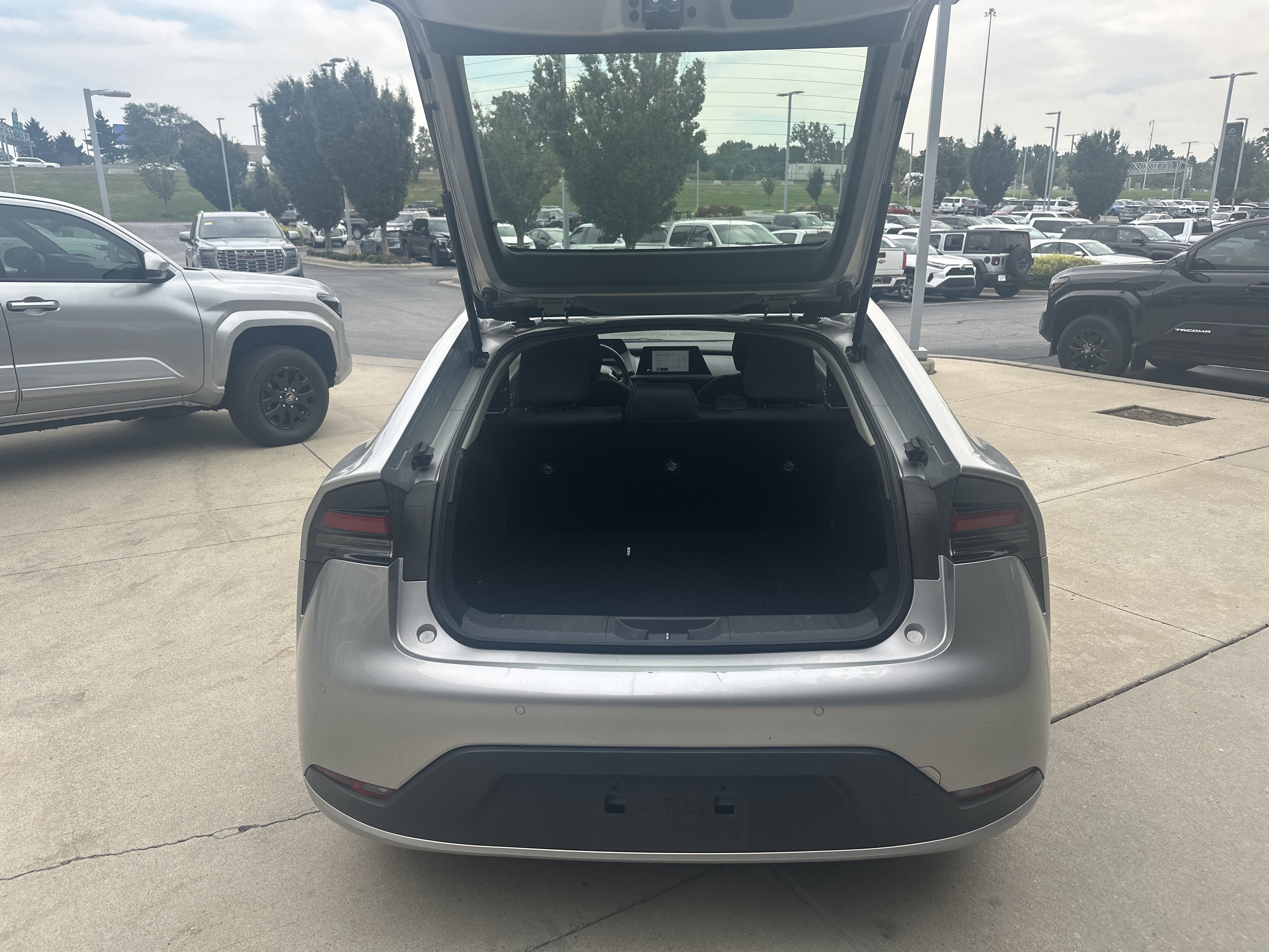 Used 2025 Toyota Prius LE FWD image 28