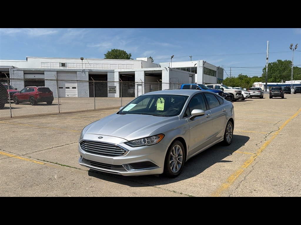 Used 2017 Ford Fusion SE w/ Fusion SE Technology Package FWD image 2