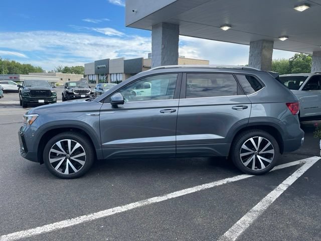 Used 2023 Volkswagen Taos SE w/ Panoramic Sunroof Package FWD image 8