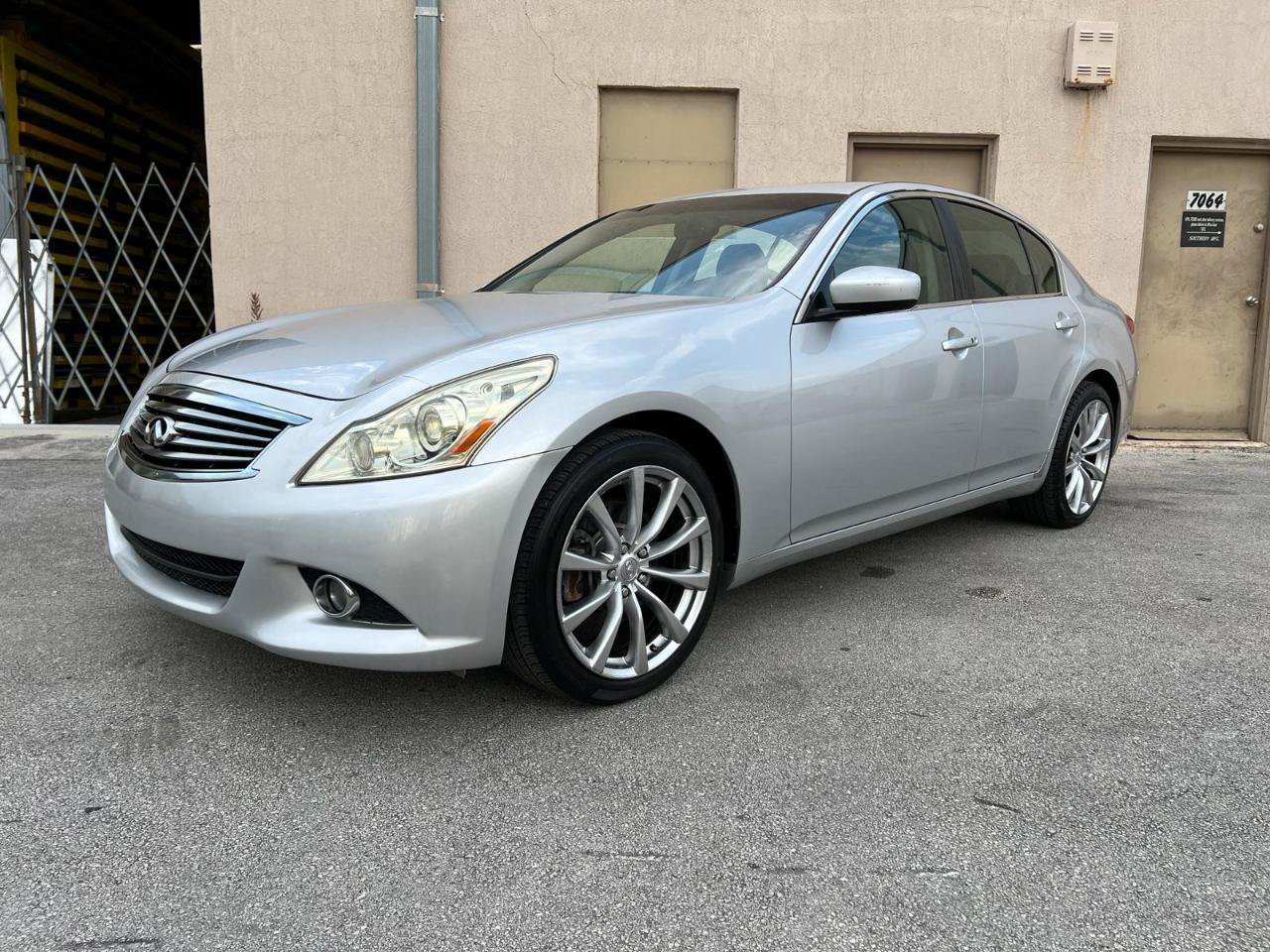 Used 2013 INFINITI G37 x Sedan w/ Premium Pkg AWD/4WD image 4