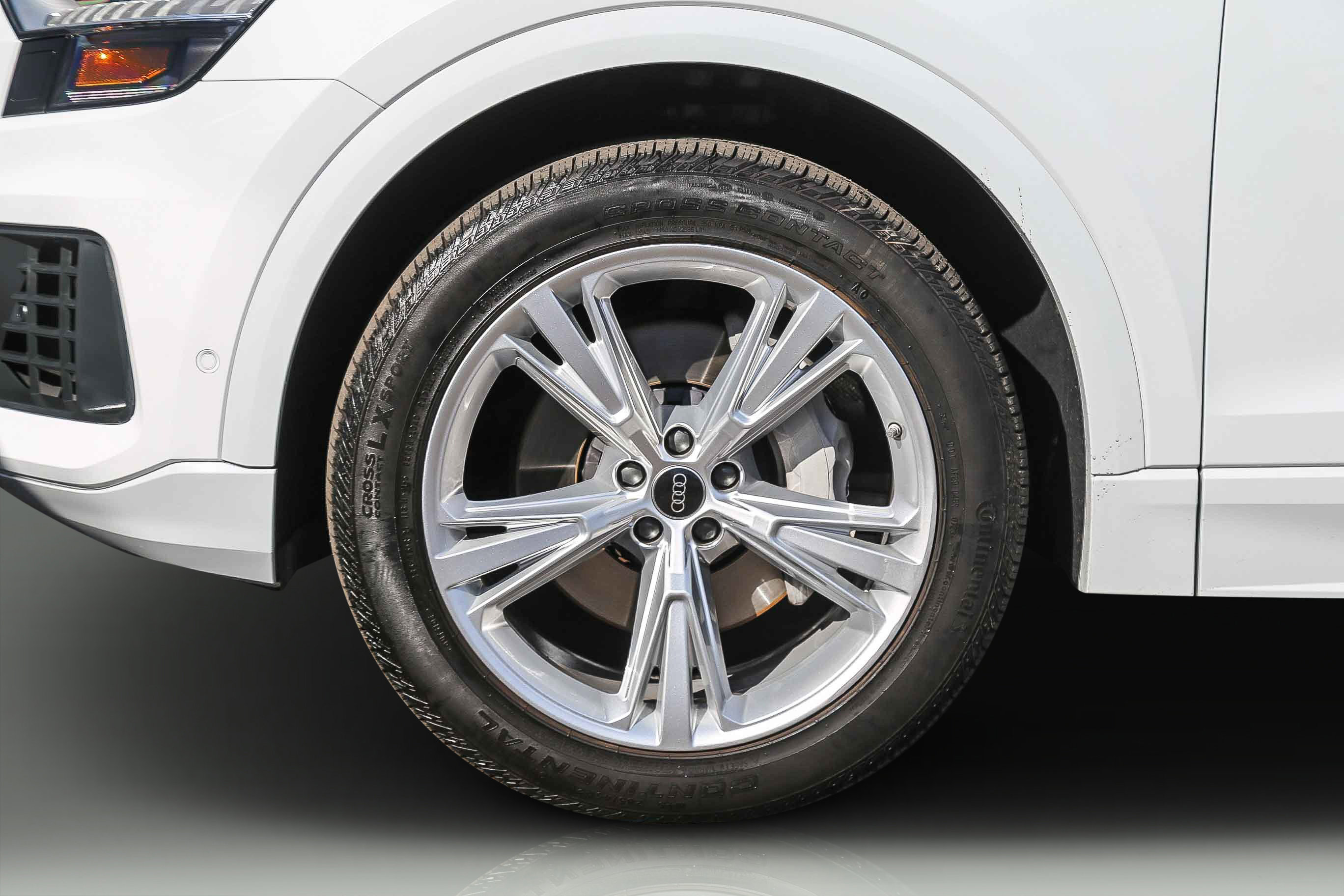 Used 2023 Audi Q8 Premium image 12