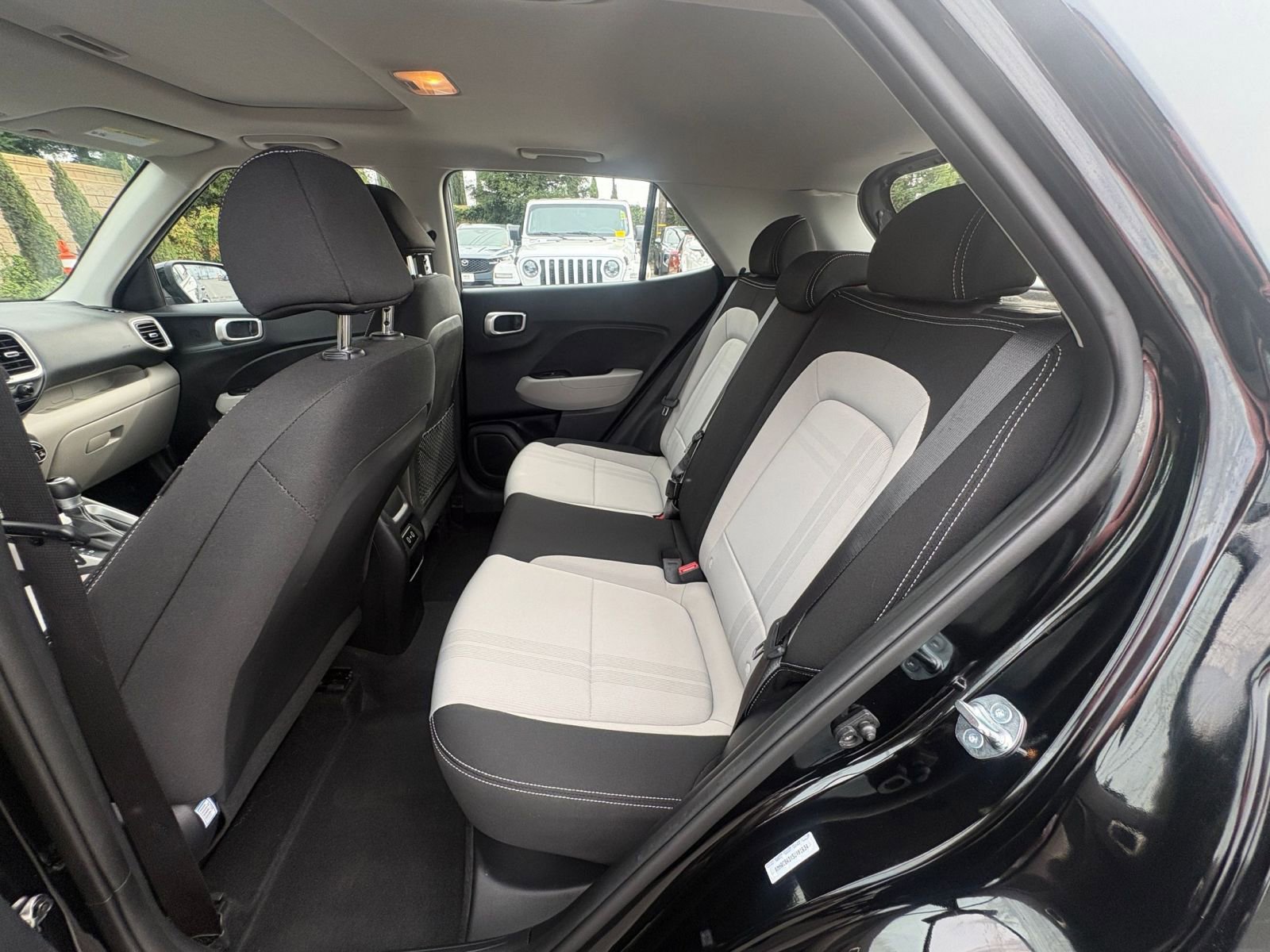 Used 2025 Hyundai Venue SEL image 24