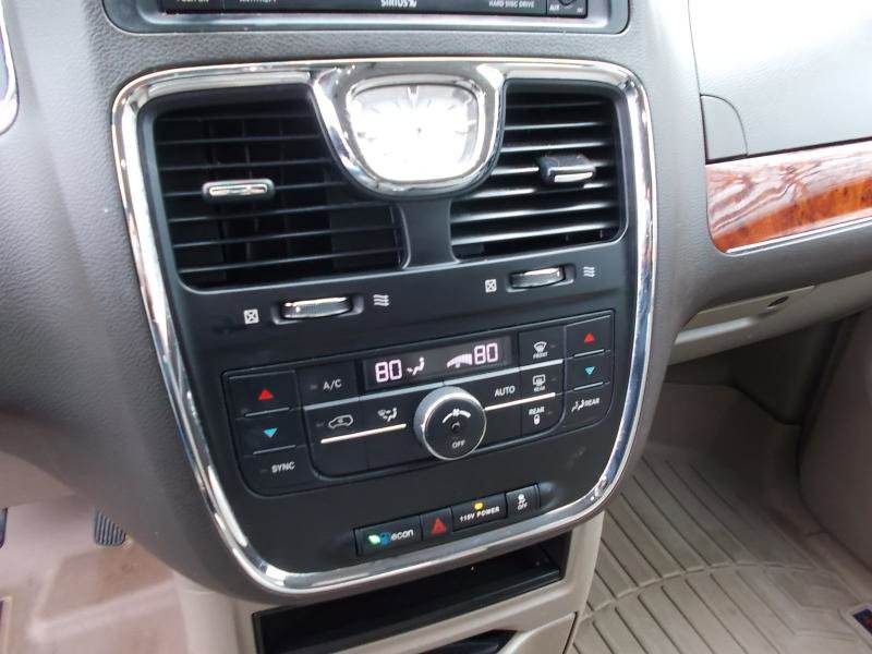 Used 2016 Chrysler Town & Country Touring image 32