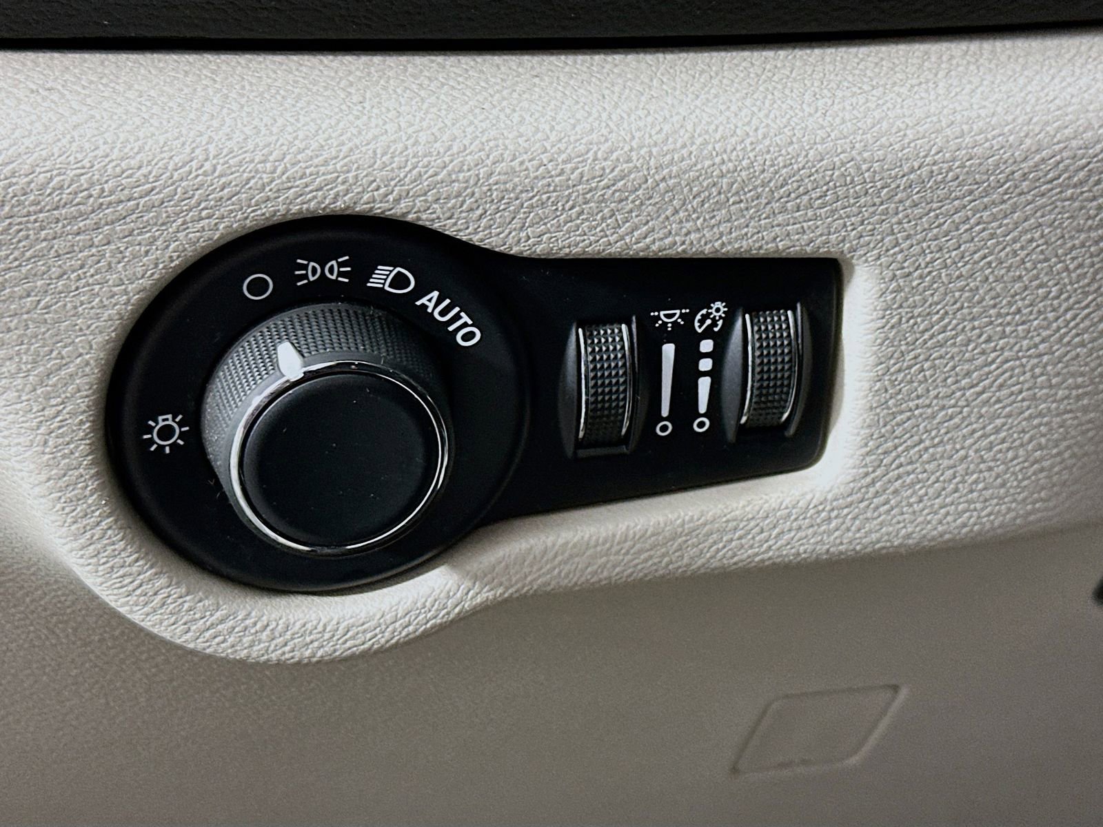 Used 2020 Chrysler Voyager LX image 11