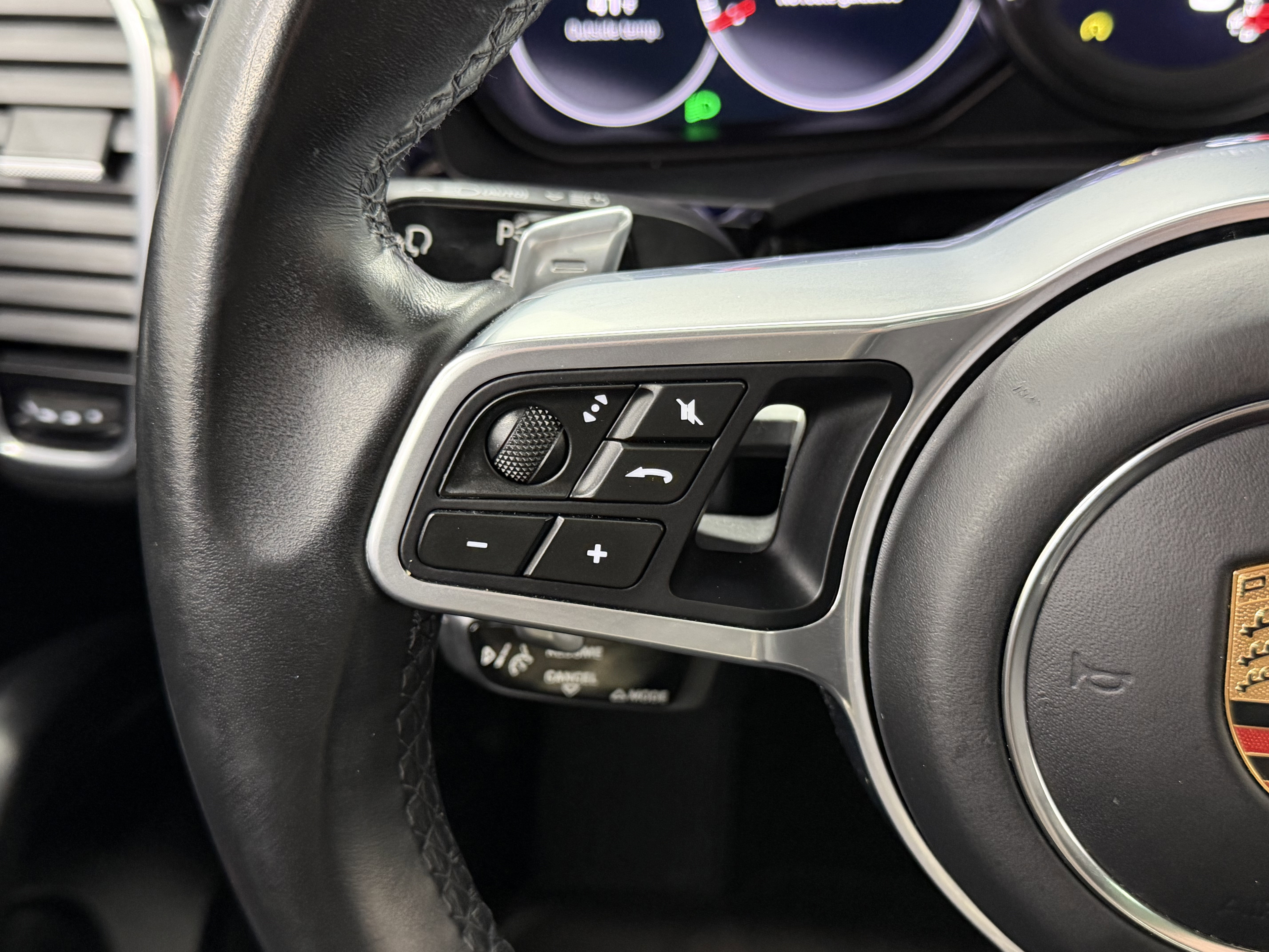 Certified 2022 Porsche Cayenne Platinum Edition image 49