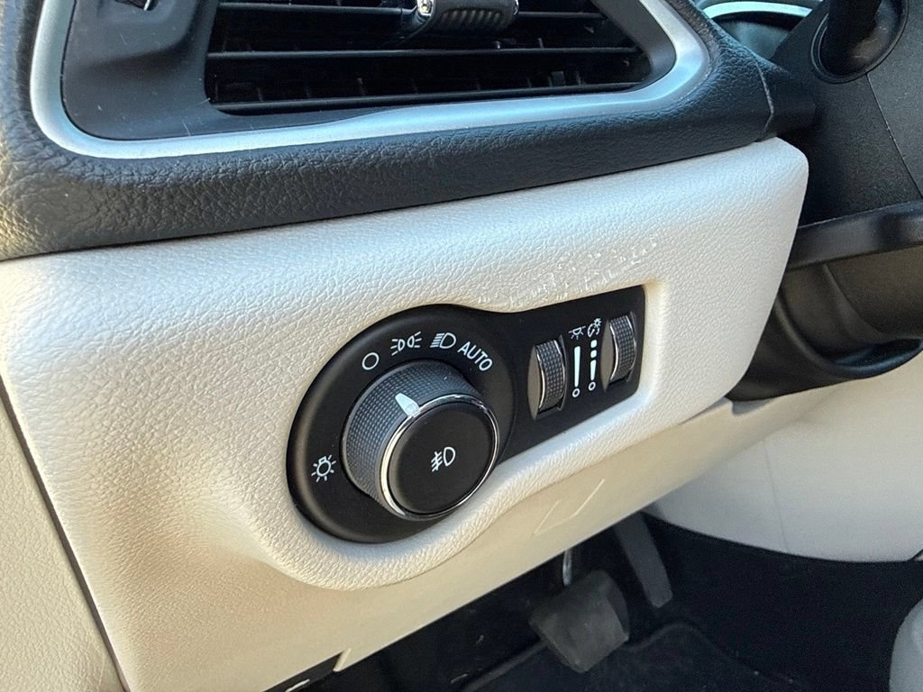 Used 2021 Chrysler Pacifica Touring w/ Uconnect Theater Family Group FWD image 18