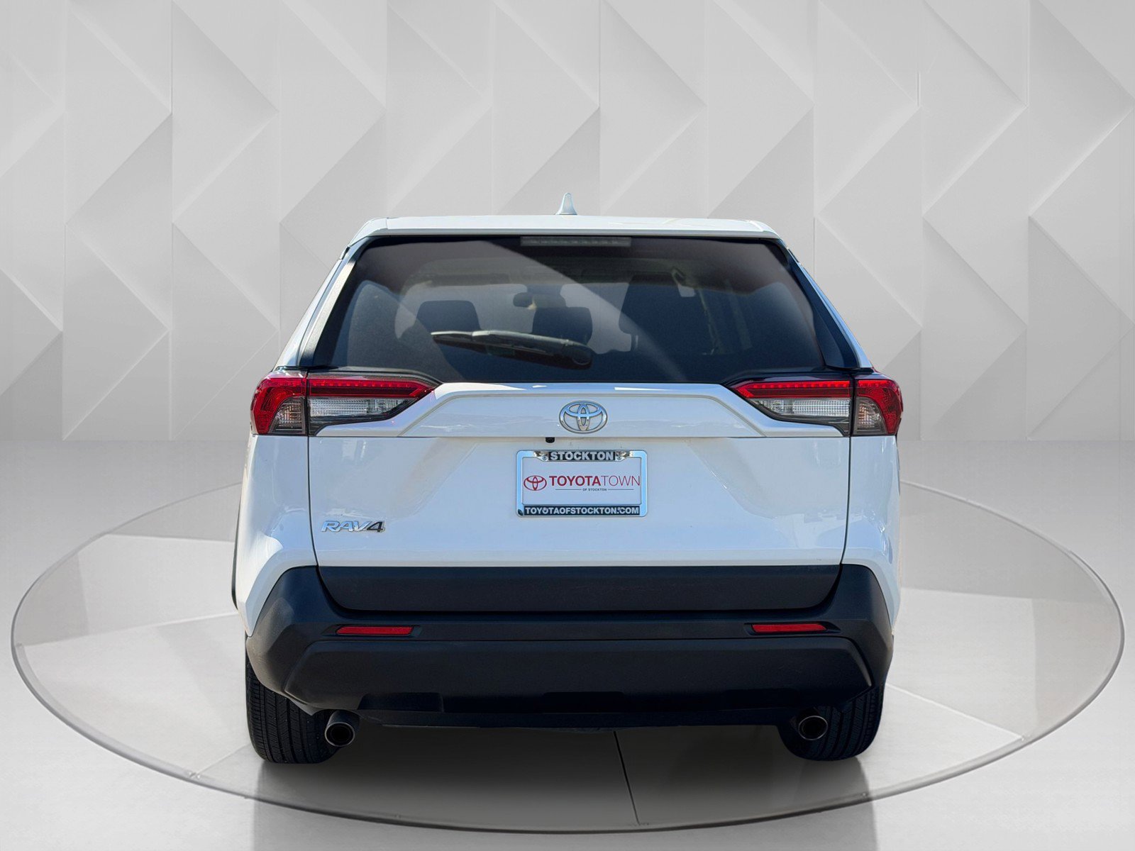 Used 2022 Toyota RAV4 LE image 4