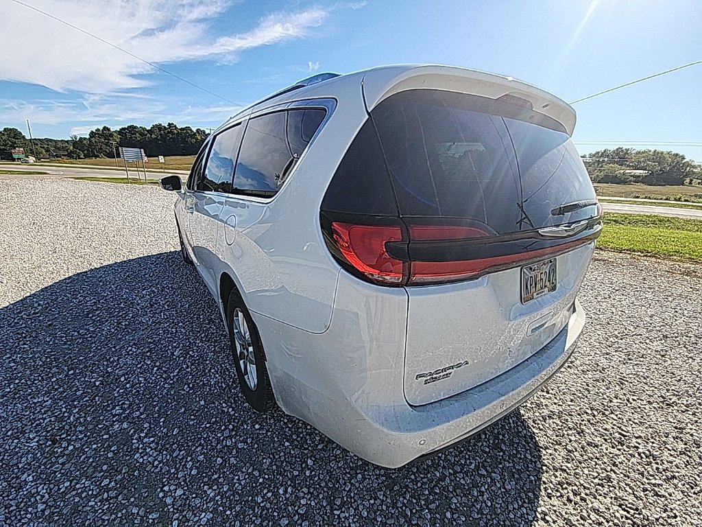 Used 2021 Chrysler Pacifica Touring-L FWD image 3