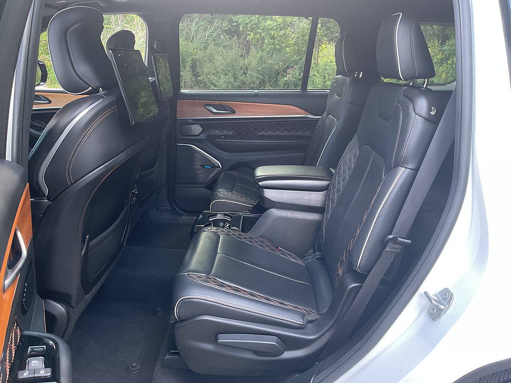 Used 2023 Jeep Grand Cherokee L Summit AWD/4WD image 9