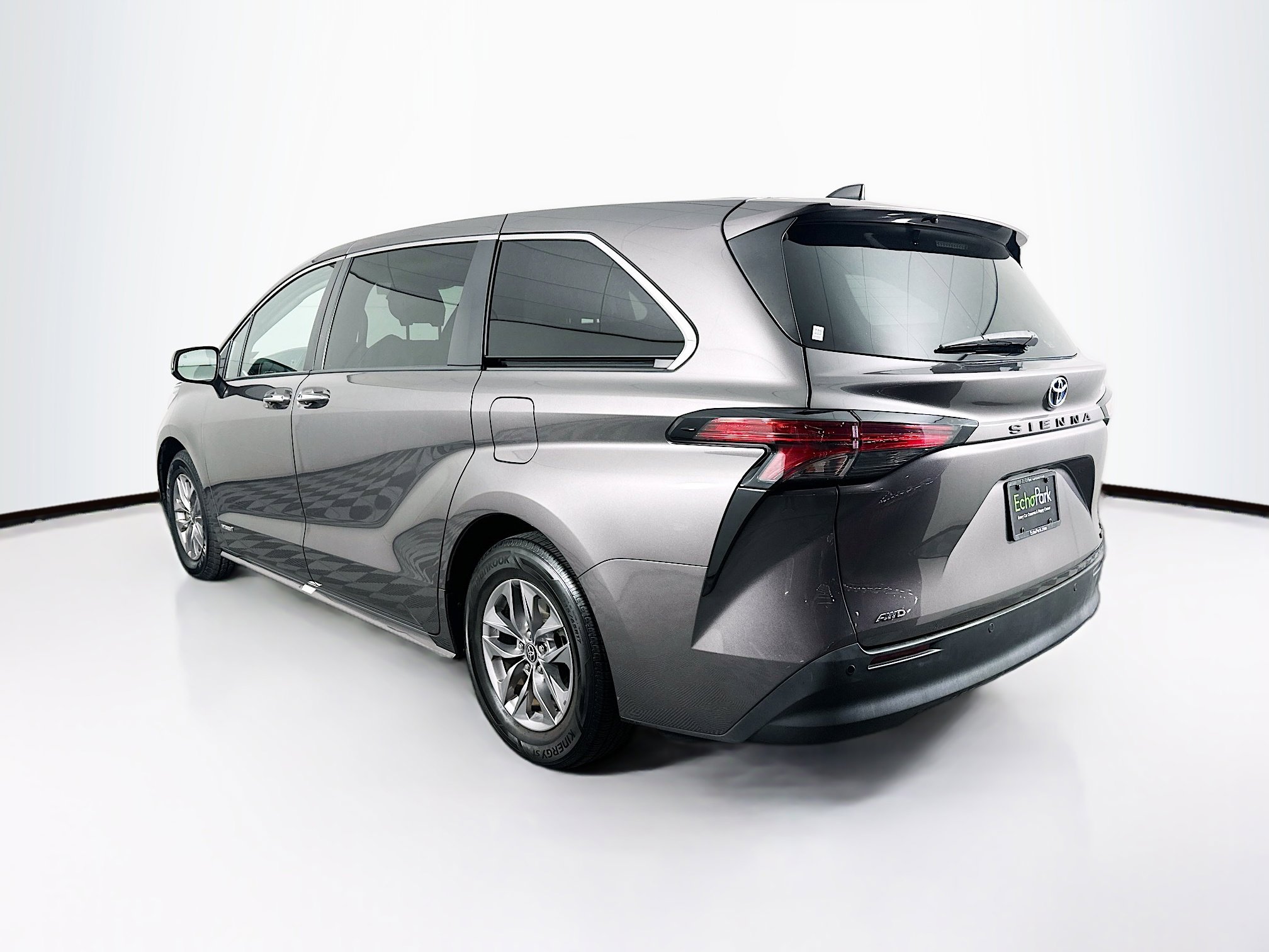 Used 2021 Toyota Sienna XLE image 5