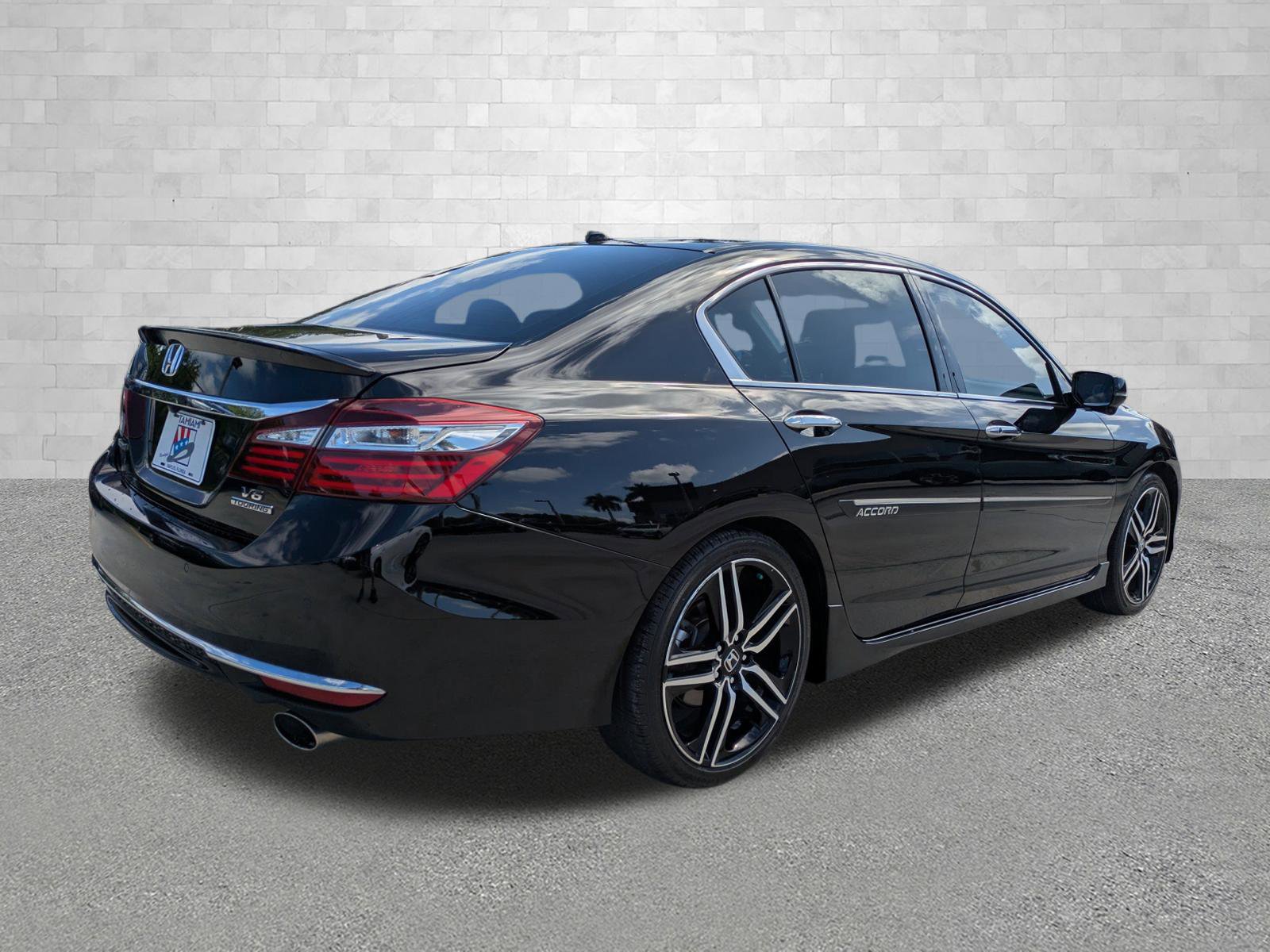 Used 2016 Honda Accord Touring image 2
