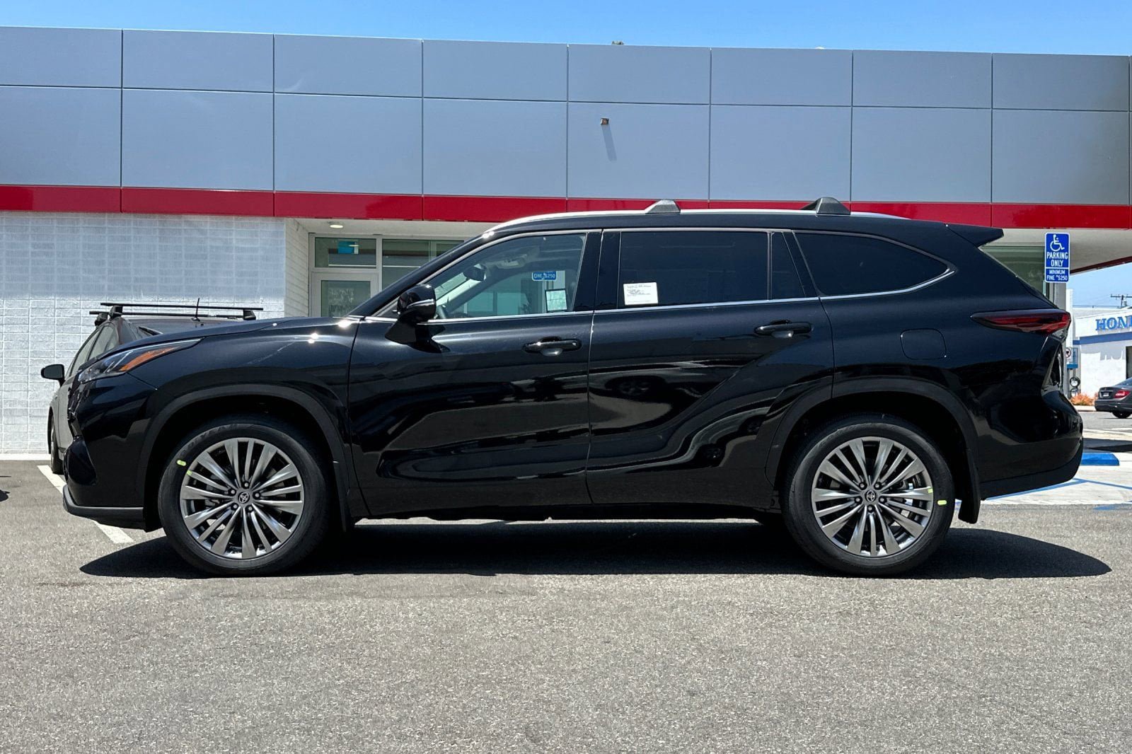 New 2025 Toyota Highlander Platinum AWD/4WD image 8