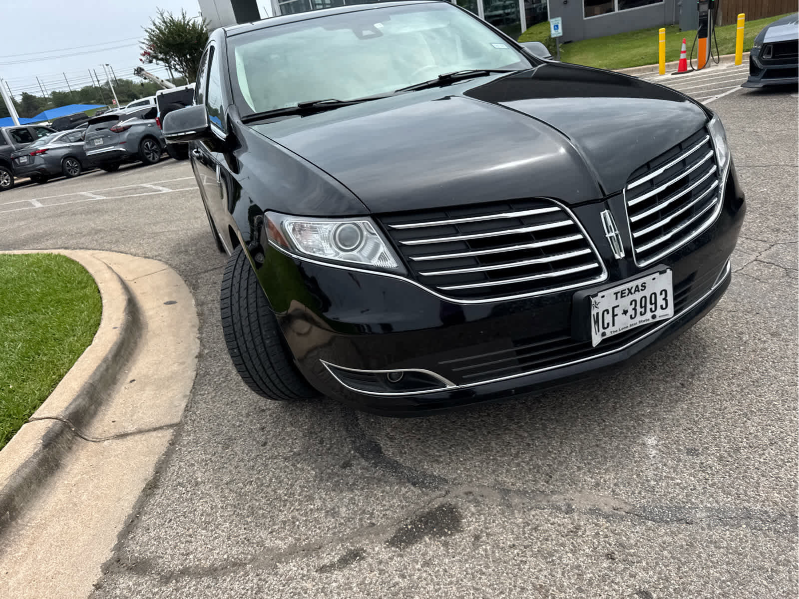 Used 2018 Lincoln MKT AWD image 4