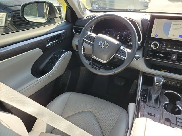Used 2024 Toyota Highlander Limited image 22