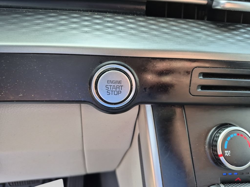 Used 2023 Kia Carnival LX FWD image 19