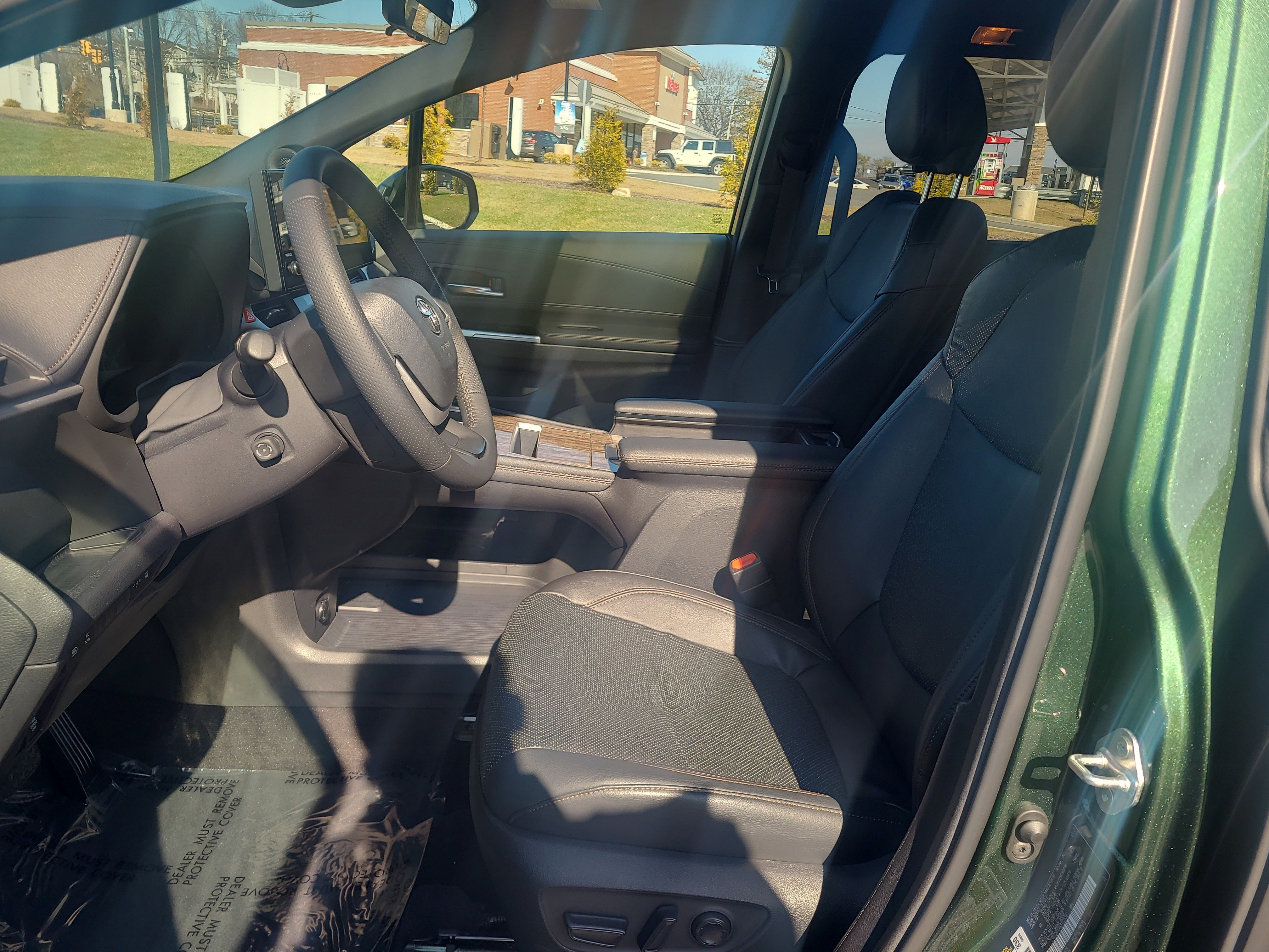 Used 2025 Toyota Sienna Limited image 17