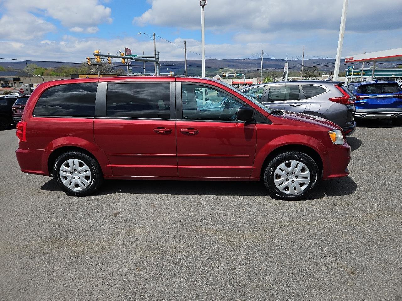 Used 2015 Dodge Grand Caravan SE w/ Quick Order Package 29E SE FWD image 2