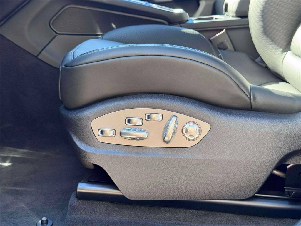 New 2026 Porsche Macan AWD/4WD image 18