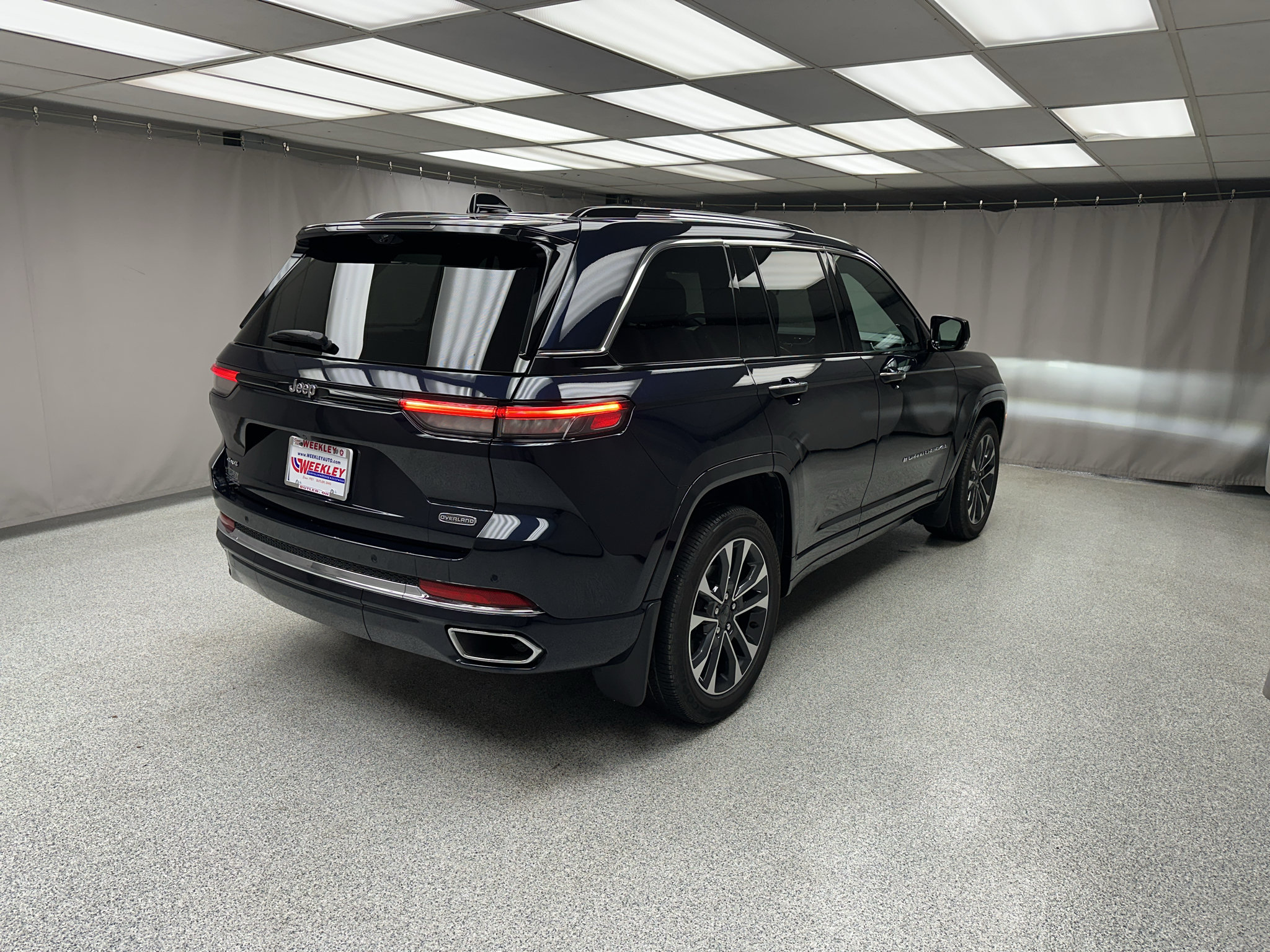 Used 2023 Jeep Grand Cherokee Overland w/ Luxury Tech Group IV AWD/4WD image 19