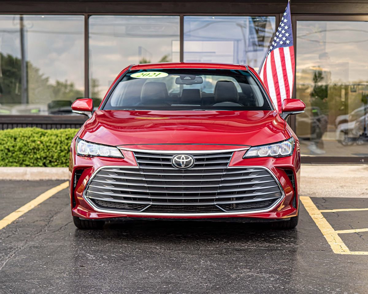 Used 2021 Toyota Avalon XLE FWD image 2