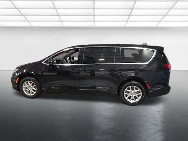 Used 2025 Chrysler Pacifica Select FWD image 7