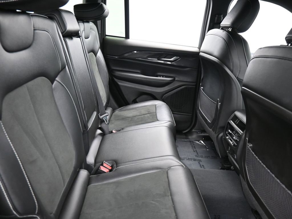 Used 2023 Jeep Grand Cherokee Altitude image 16