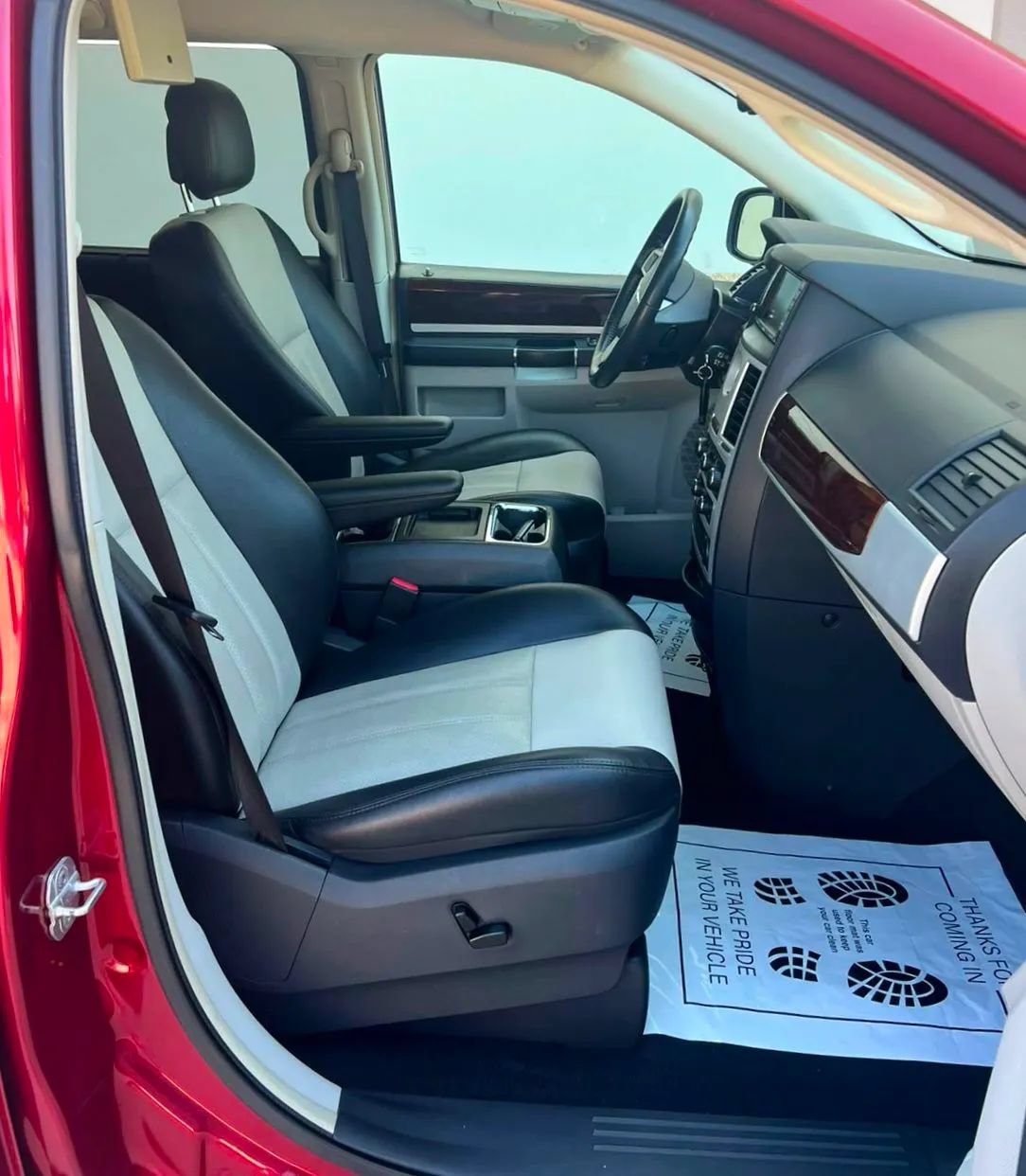 Used 2010 Chrysler Town & Country Touring Plus w/ Safetytec Group FWD image 25