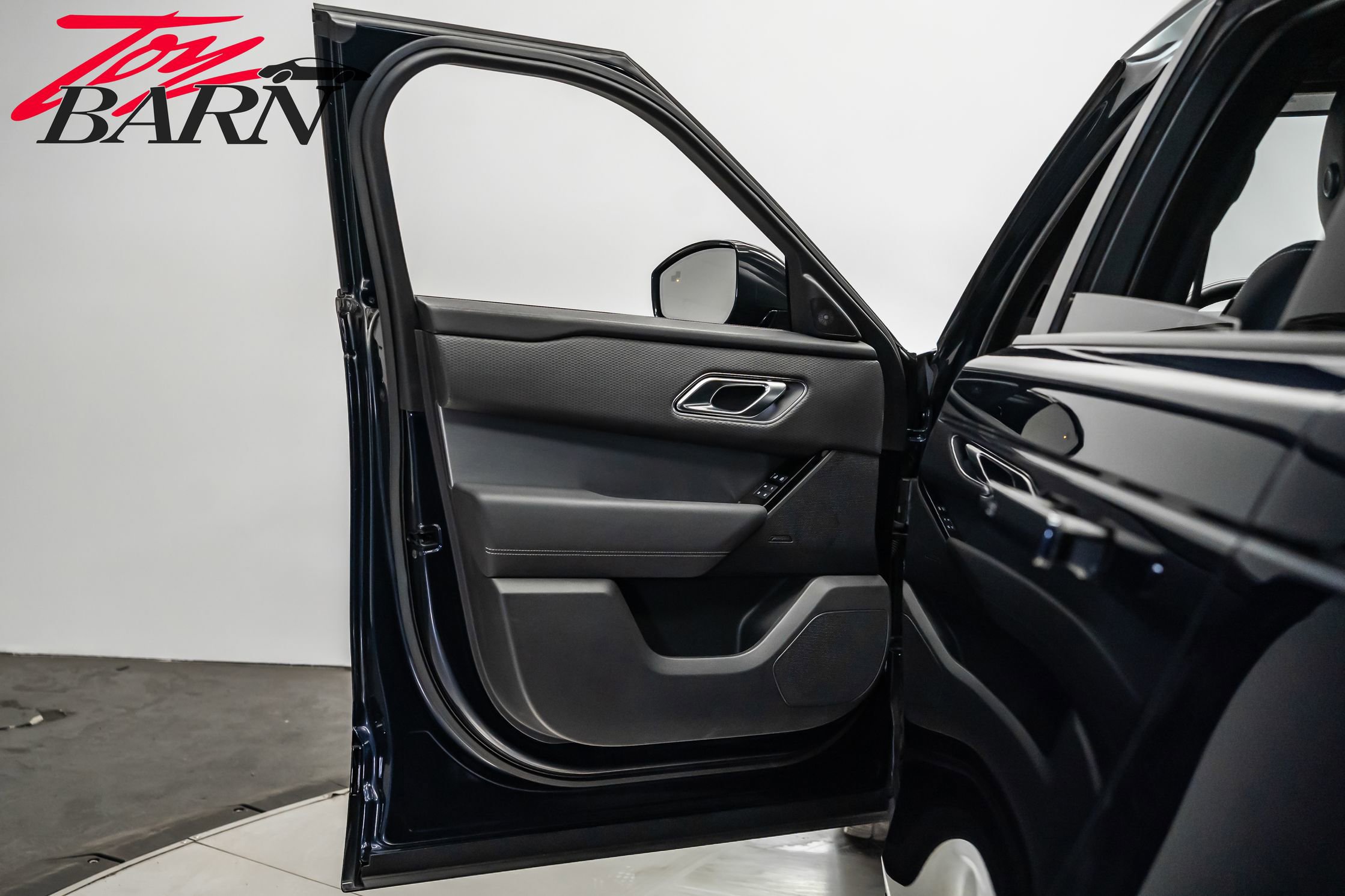 Used 2023 Land Rover Range Rover Velar R-Dynamic S image 21