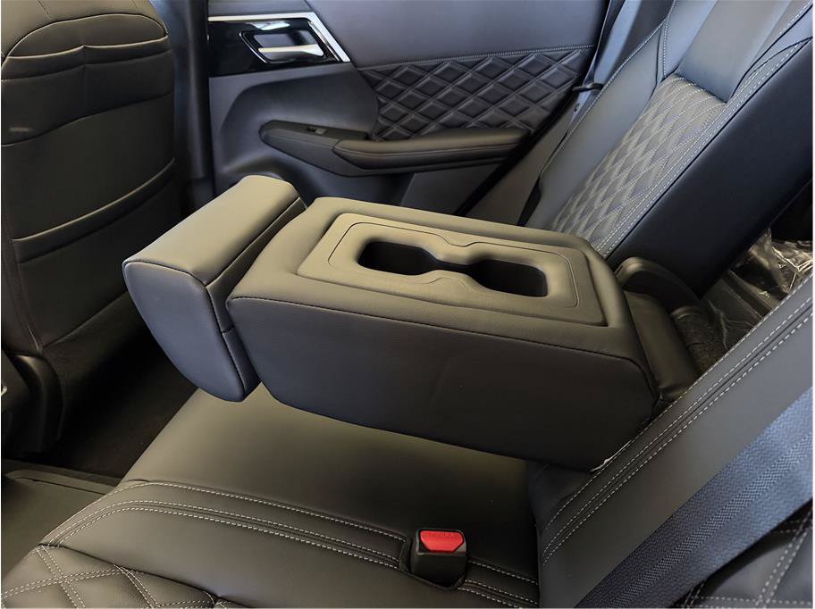 Used 2025 Mitsubishi Outlander 4WD Plug-In Hybrid image 25