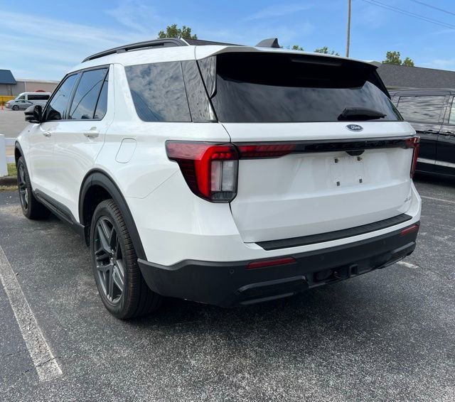 Used 2025 Ford Explorer ST-Line w/ Premium Package image 7