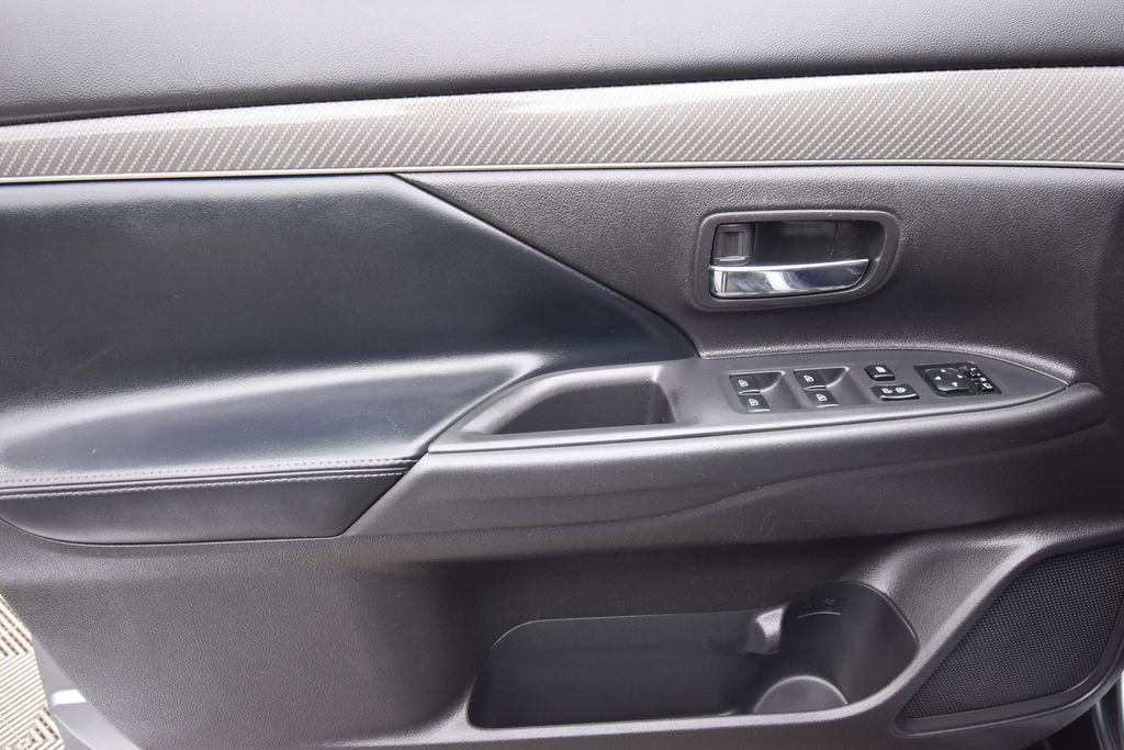 Used 2020 Mitsubishi Outlander SE image 23