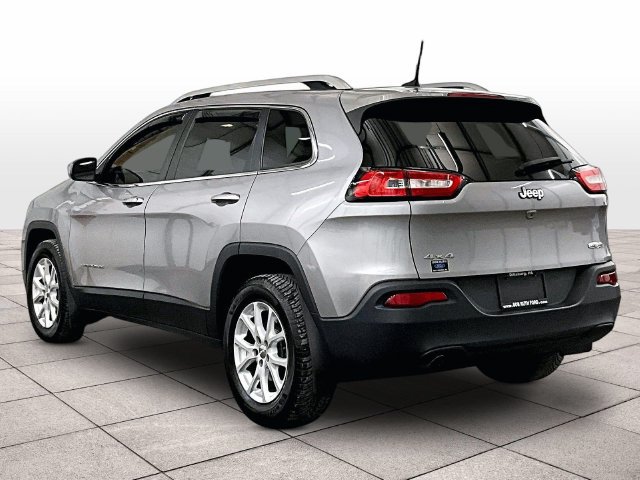 Used 2018 Jeep Cherokee Latitude w/ Cold Weather Group AWD/4WD image 11