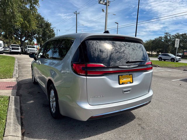 Used 2024 Chrysler Pacifica Touring-L FWD image 5