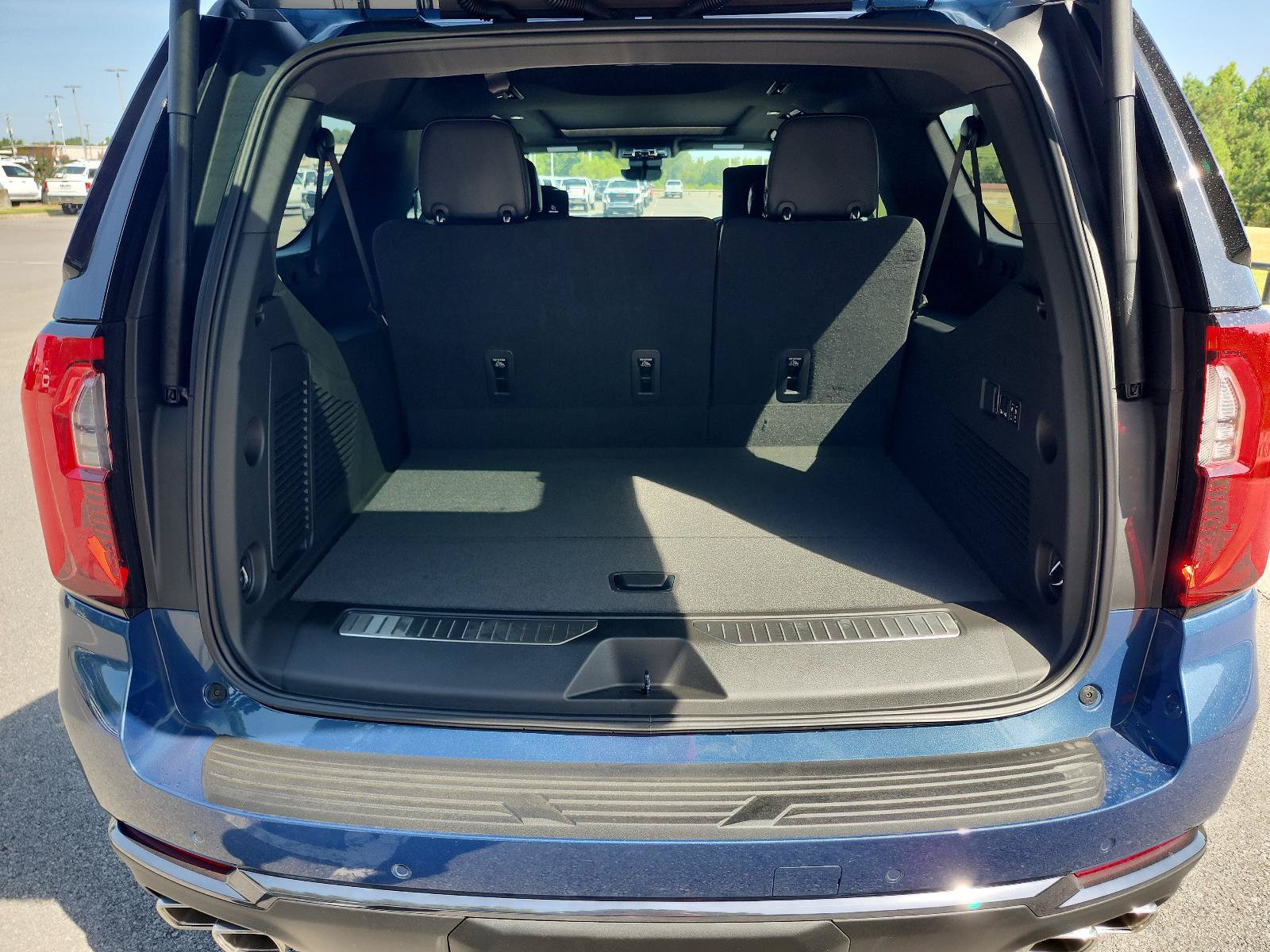 New 2026 GMC Yukon XL Denali Ultimate AWD/4WD image 9