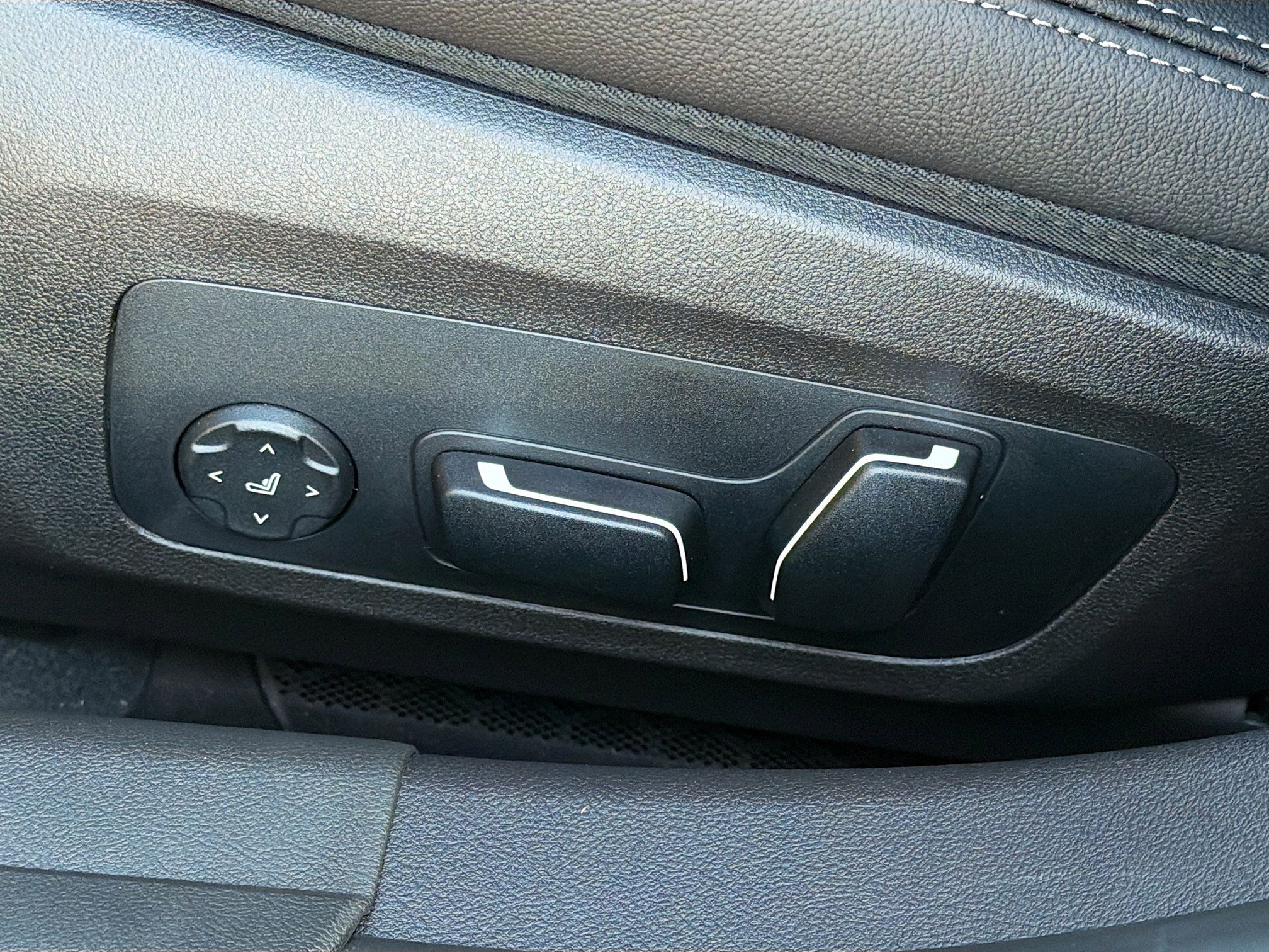 New 2026 BMW 330i xDrive Sedan w/ Parking Assistance Package image 23