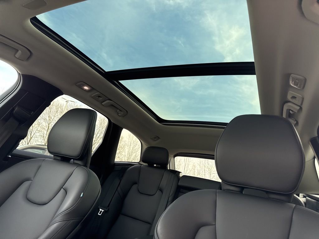 Used 2024 Volvo XC60 B5 Core w/ Protection Package Premier image 33