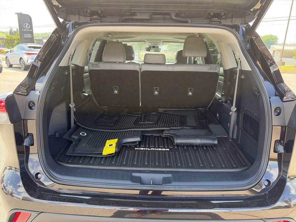 Used 2022 Toyota Highlander XLE image 13