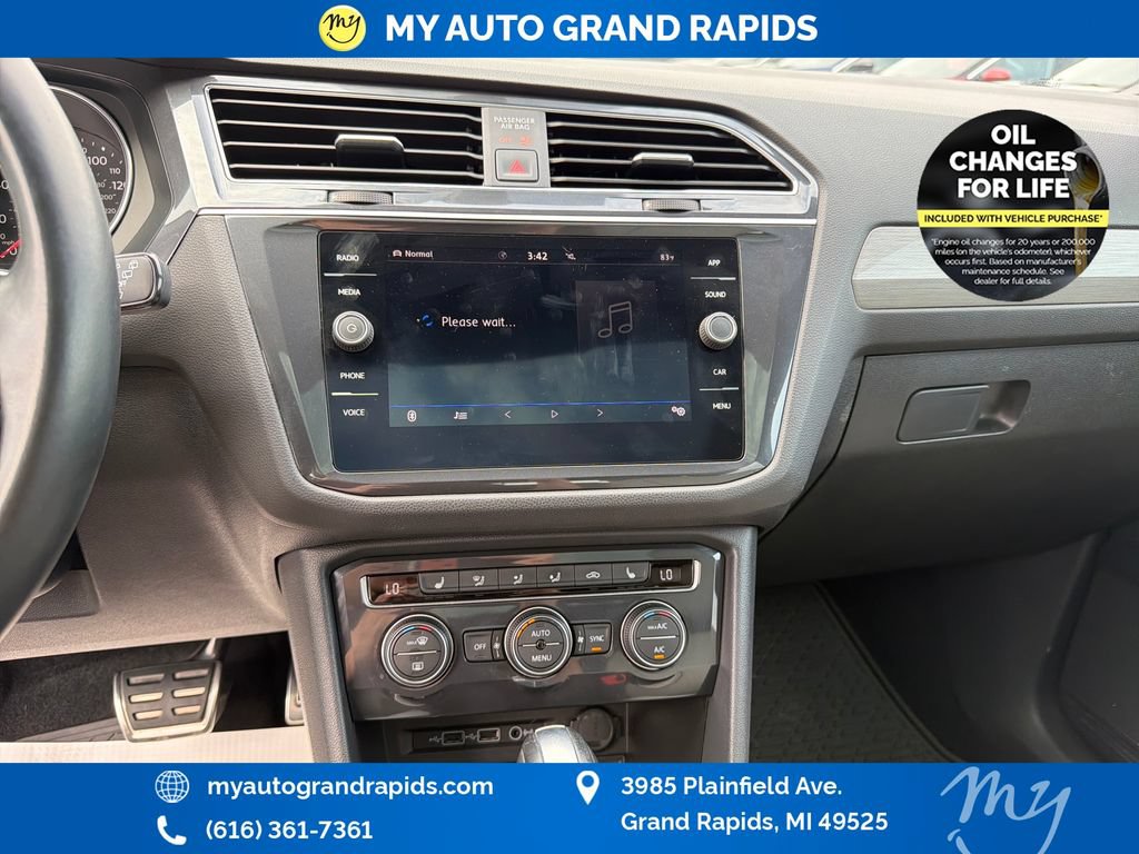 Used 2020 Volkswagen Tiguan SE R-Line w/ 3rd Row Seat Package AWD/4WD image 19